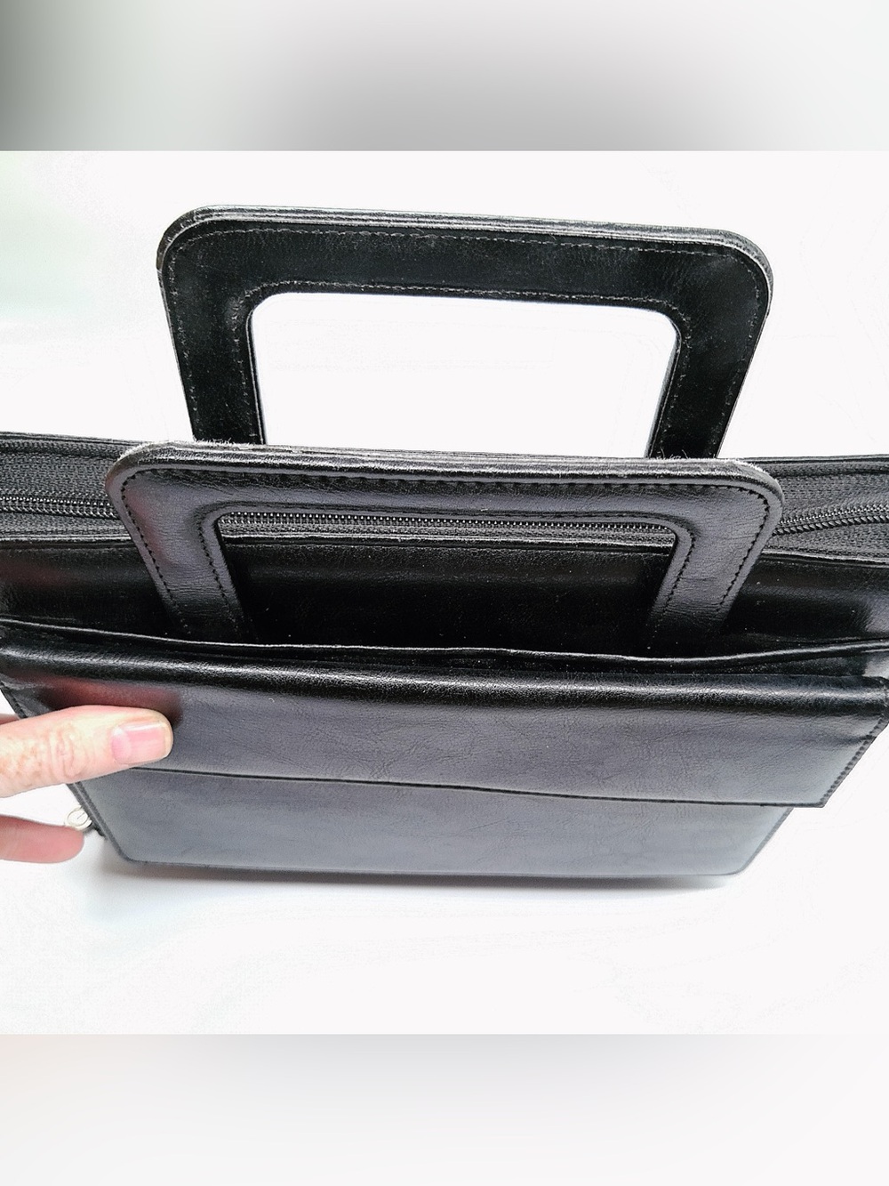 FranklinCovey 365 planner binder featuring a 7-ring binder mechanism, card slot.